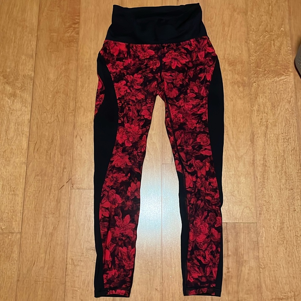 Lululemon RARE red black 7/8 leggings flower pattern size 4